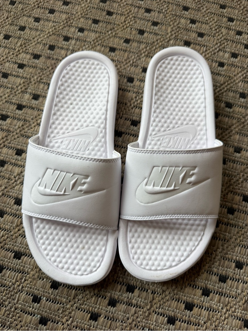 Slides Nike, women’s size 9 white